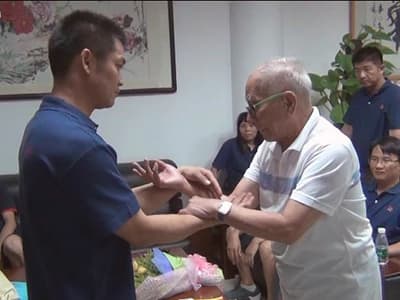 刘冠良师傅和其师父叶准交流咏春拳