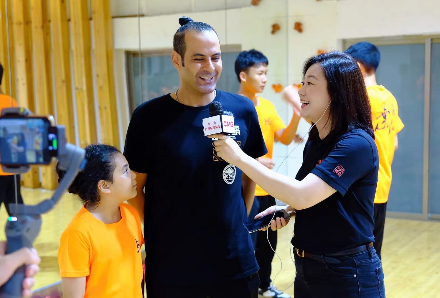 中央电视台工作人员采访学员家长
