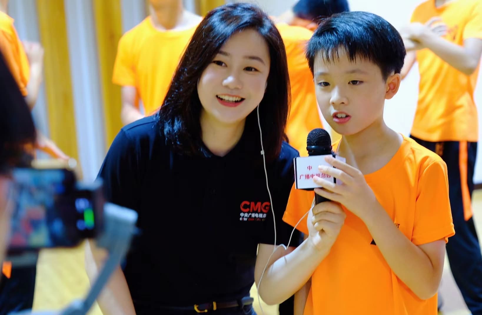 中央电视台工作人员采访小学员