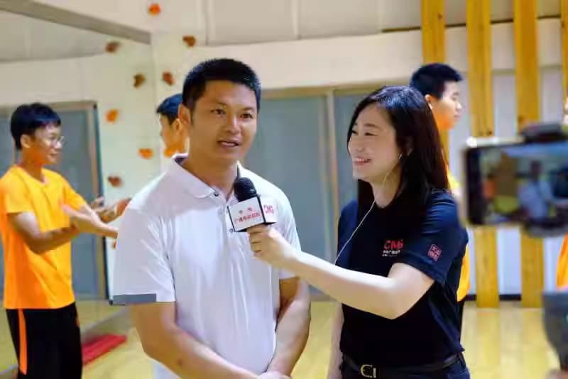 中央电视台工作人员采访刘冠良师傅